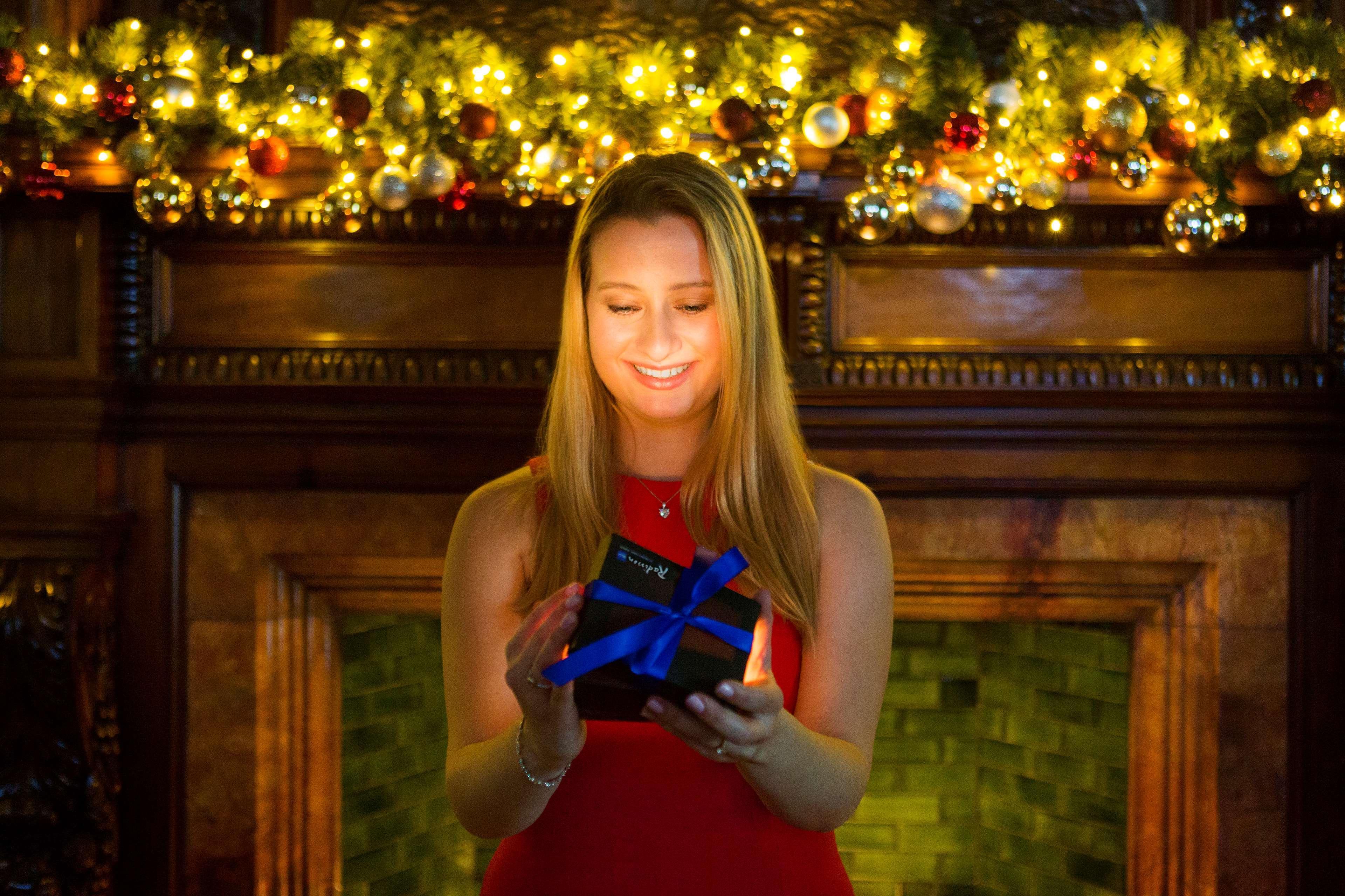 Radisson Blu St. Helen'S Hotel Dublin Exterior photo A woman opening a Christmas present