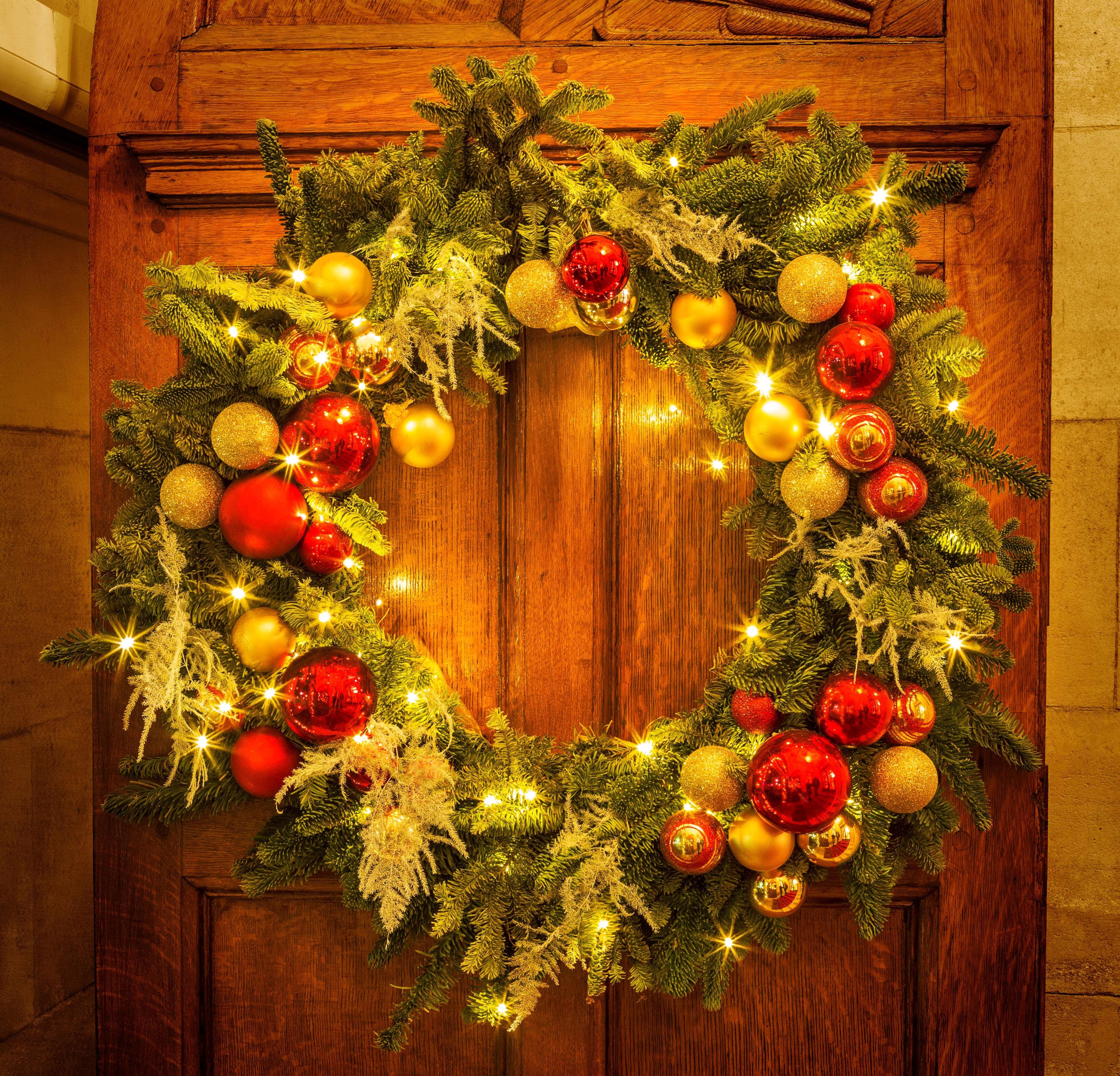 Radisson Blu St. Helen'S Hotel Dublin Exterior photo A Christmas wreath